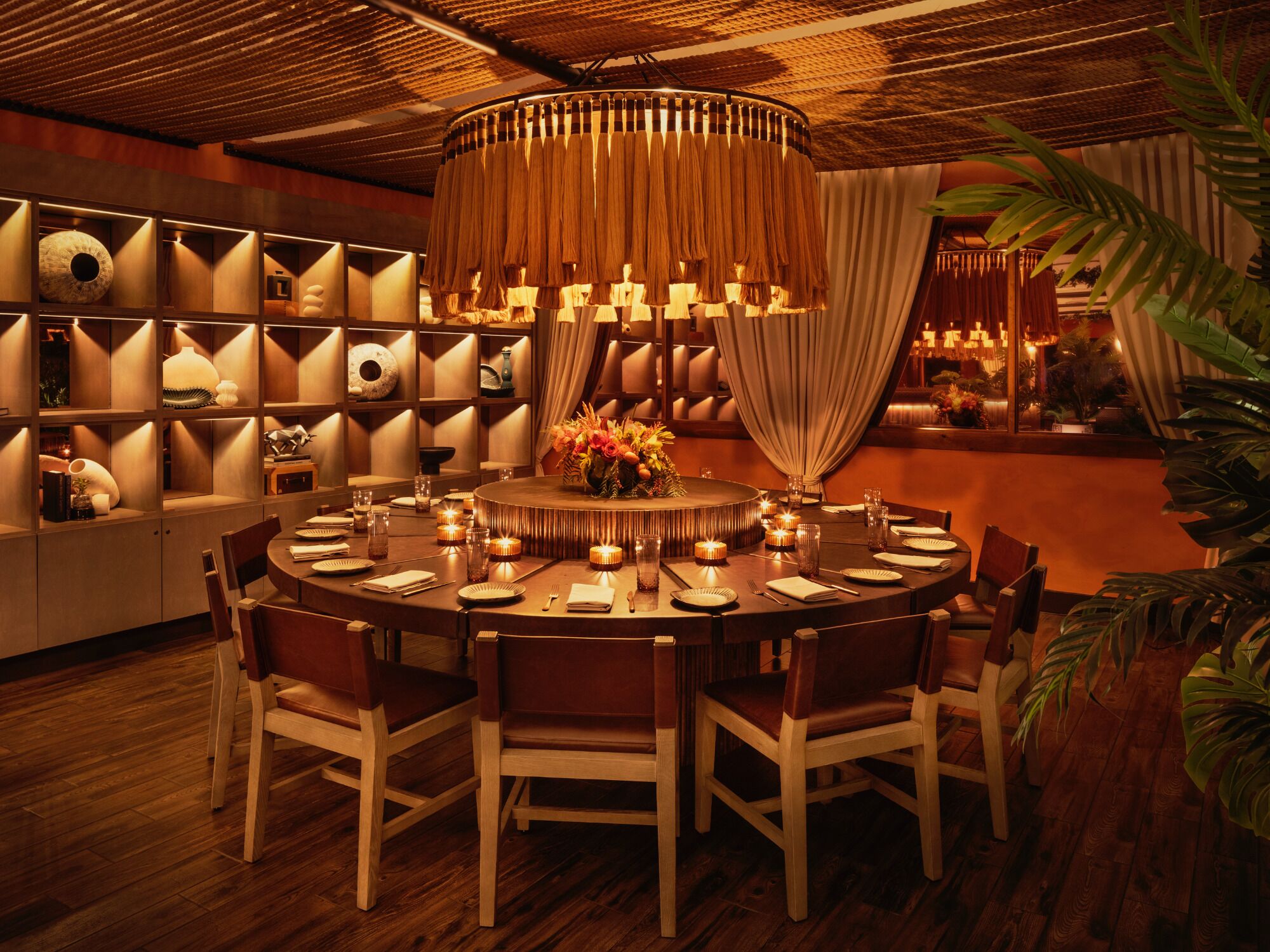 5 restaurants; breakfast, lunch, dinner and brunch served 