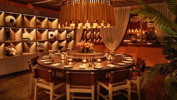 5 restaurants; breakfast, lunch, dinner and brunch served