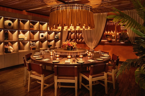 5 restaurants; breakfast, lunch, dinner and brunch served