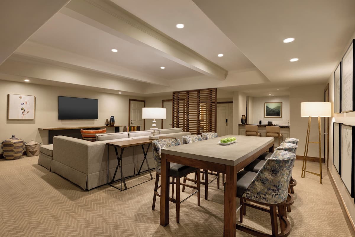Fairmont Gold 1 Bedroom Suite 1 King-1275sf 118sm Lounge with breakfast, Patio or balcony, tub | Living area