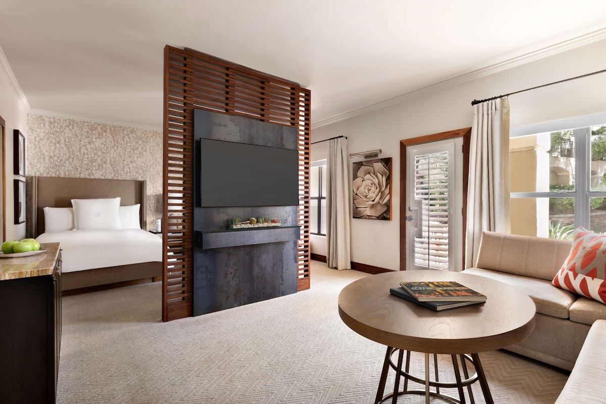 Fairmont Gold Jr Suite 2 Queen- 600sf 56sm Lounge access with breakfast, patio or balcony, tub