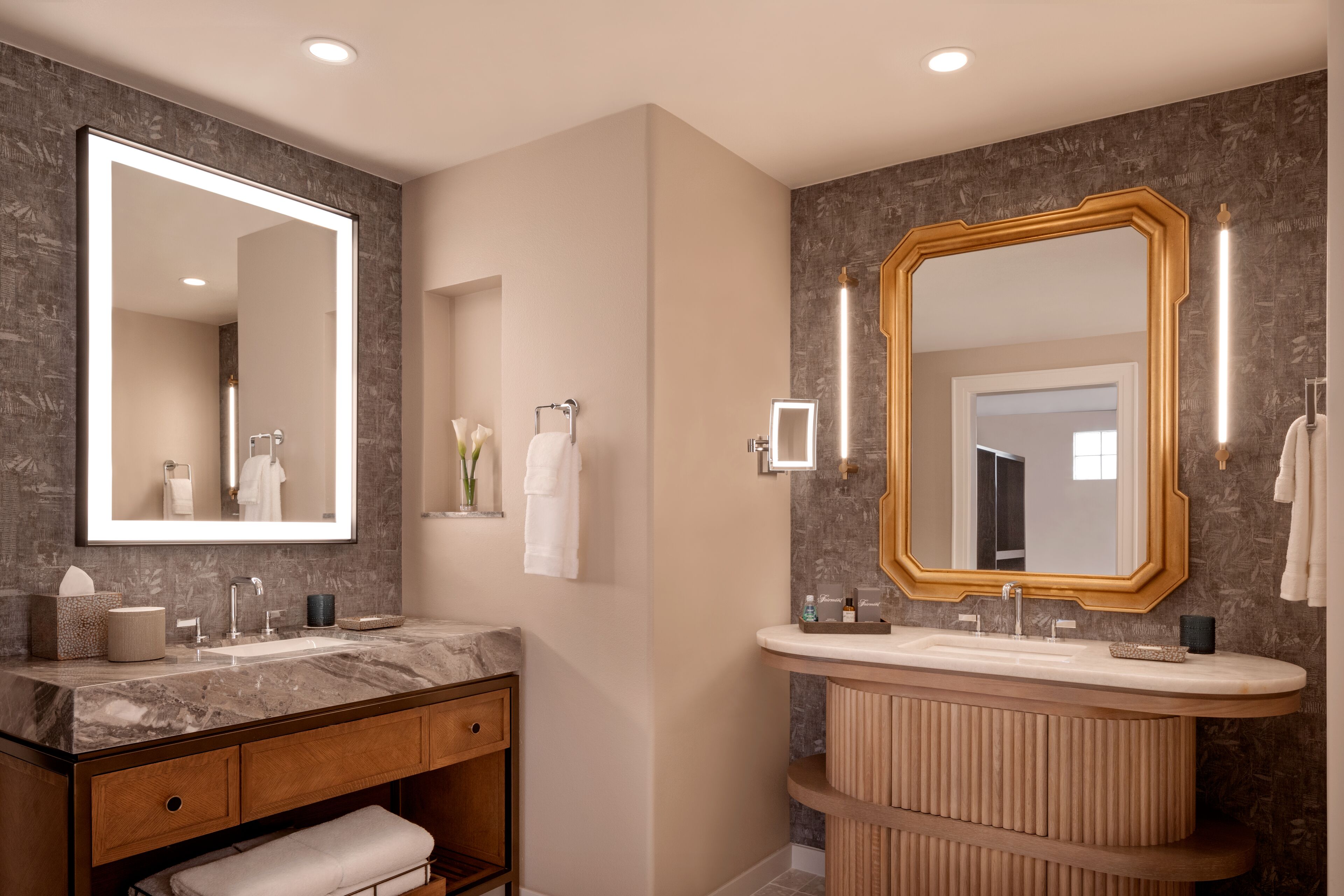 Une salle de bain moderne avec un meuble-lavabo en marbre, un meuble-lavabo en bois et deux grands miroirs.