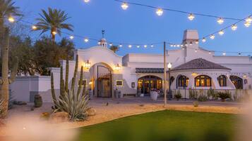 5 restaurantes; se sirven desayunos, almuerzos, cenas y cocina mexicana