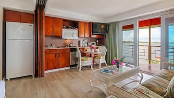 Full-sized fridge, microwave, stovetop, dishwasher
