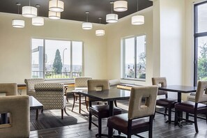 Restaurant - Quality Inn & Suites Clackamas – Portland (Clackamas)