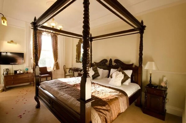 Suite, 1 Queen Bed | Minibar, in-room safe, individually decorated, individually furnished