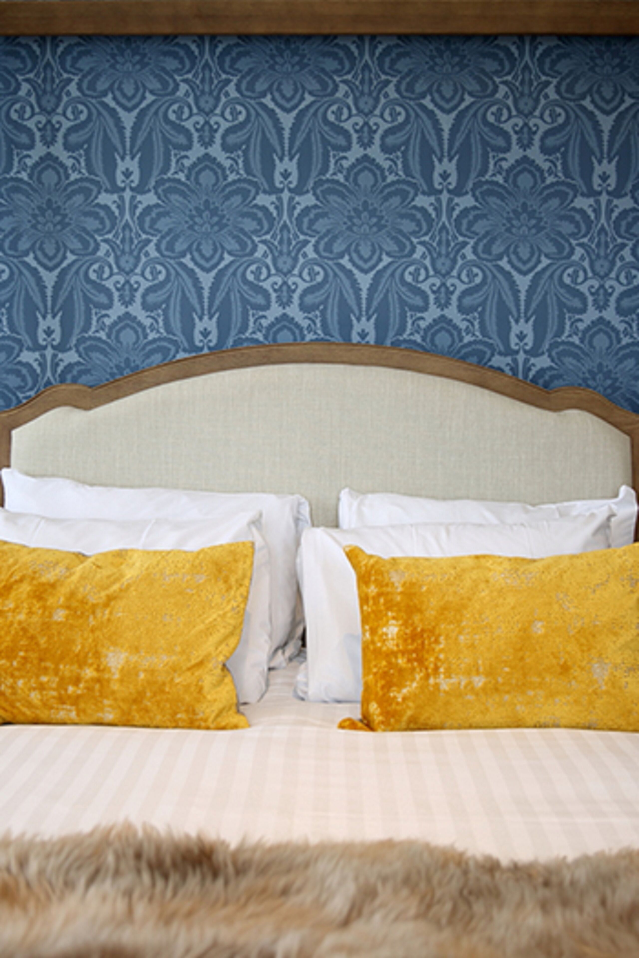 suite | minibar, in-room safe, individually decorated, individually furnished