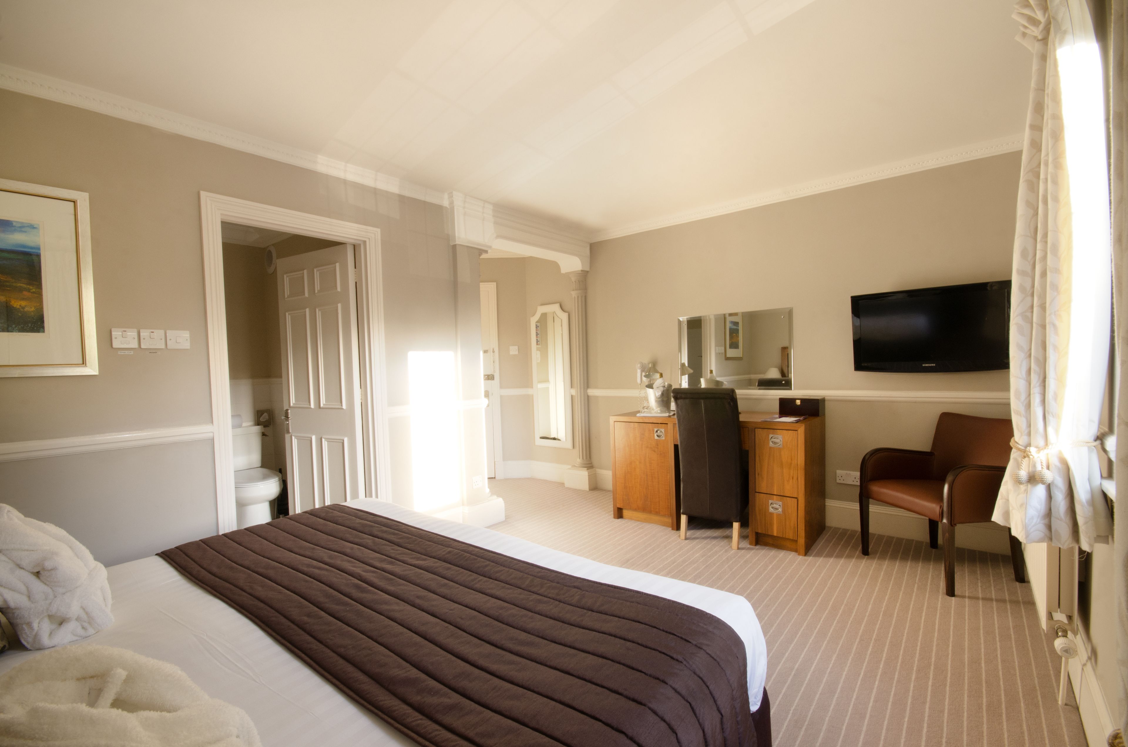 executive room | minibar, in-room safe, individually decorated, individually furnished
