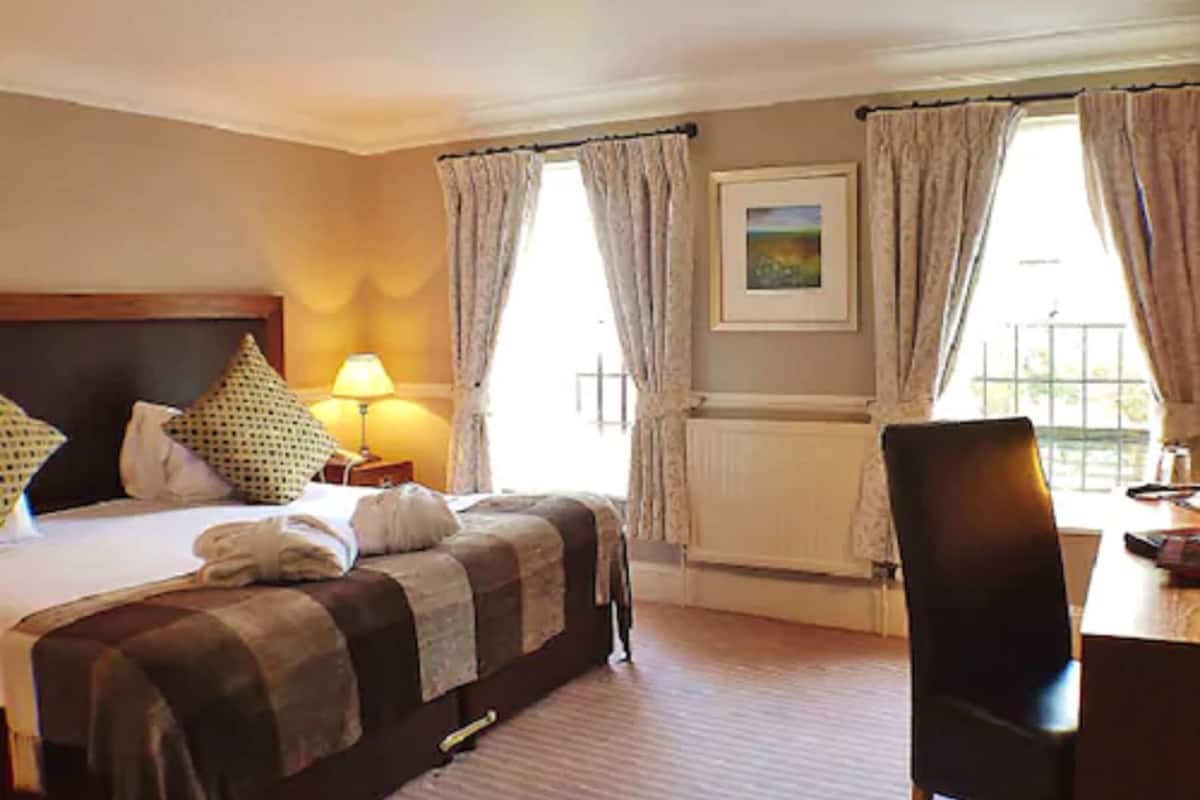Superior Double Room | Minibar, in-room safe, individually decorated, individually furnished