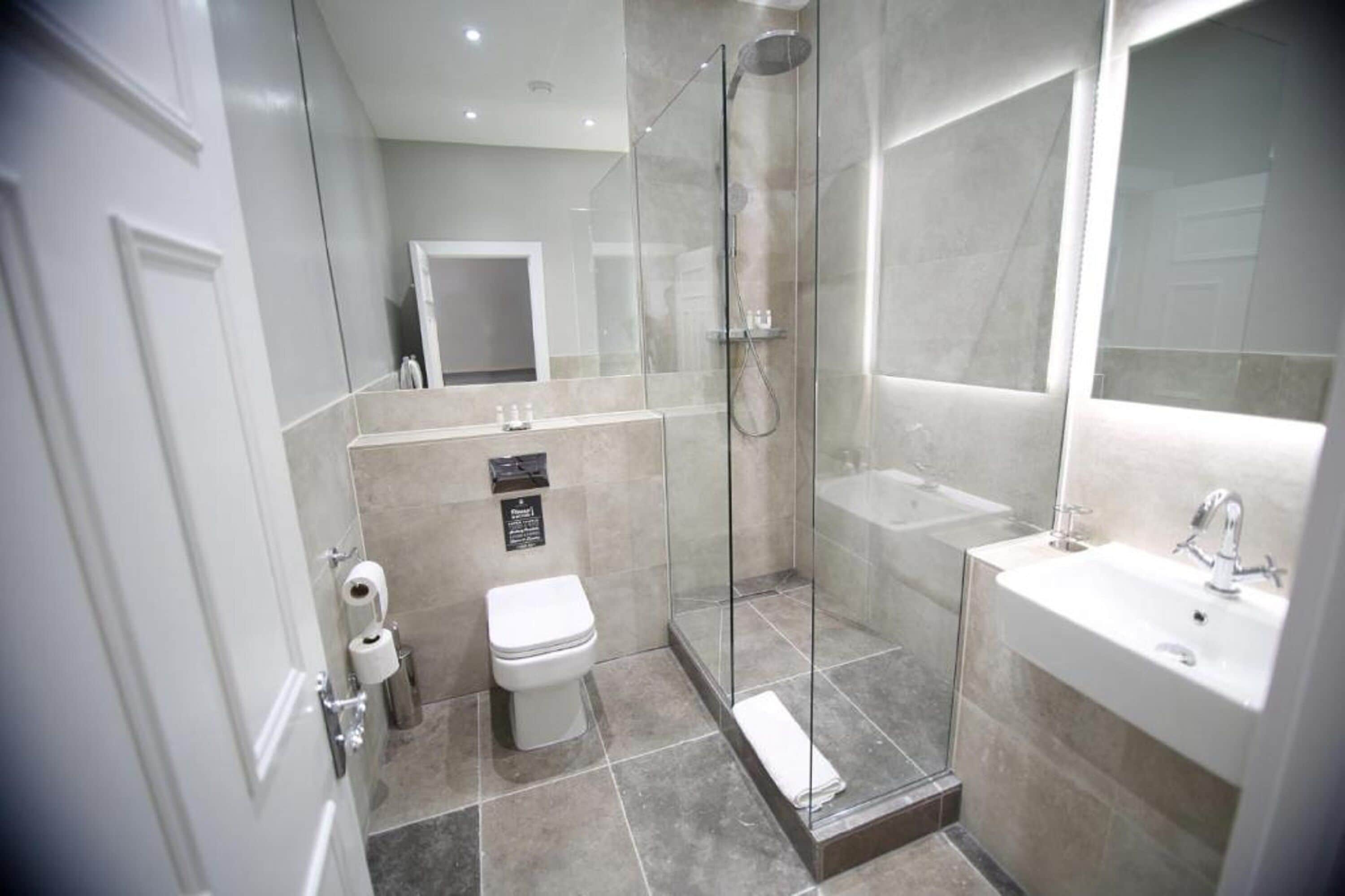 suite | bathroom | combined shower/bathtub, free toiletries, hair dryer, towels