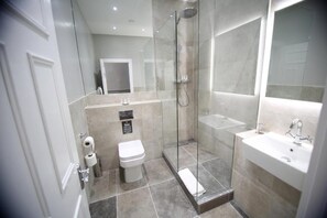 Suite | Badezimmer | Duschwanne, kostenlose Toilettenartikel, Haartrockner, Handtücher