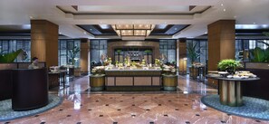 3 restaurantes; se sirven desayunos, almuerzos, cenas y cocina italiana