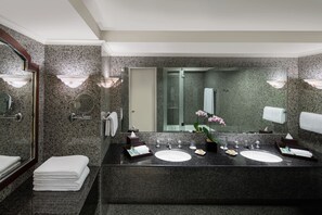 Suite presidencial, 1 cama de matrimonio grande, balcón | Baño | Bañera, artículos de higiene personal de diseño y secador de pelo