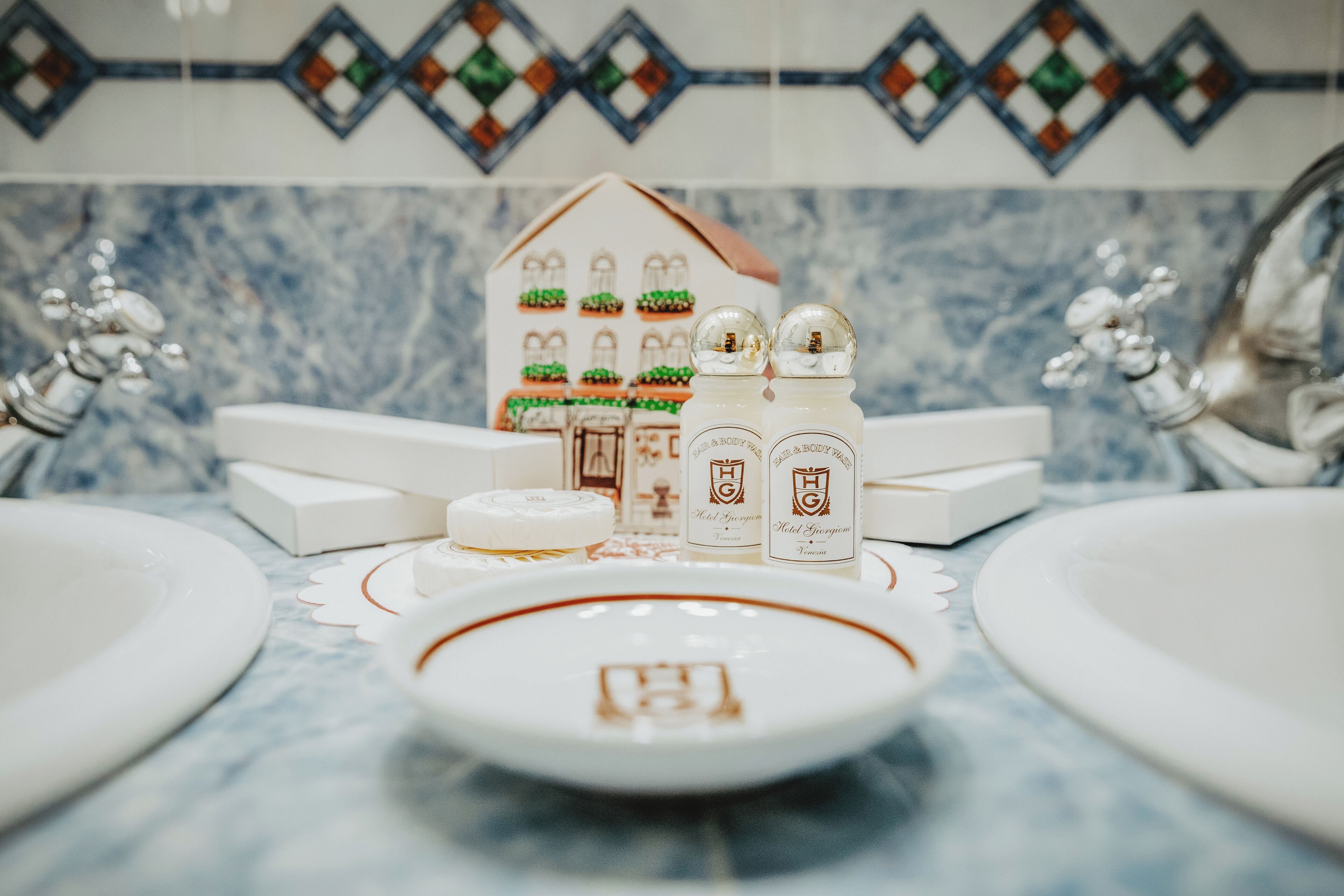 suite | bathroom | combined shower/bathtub, free toiletries, hair dryer, bidet