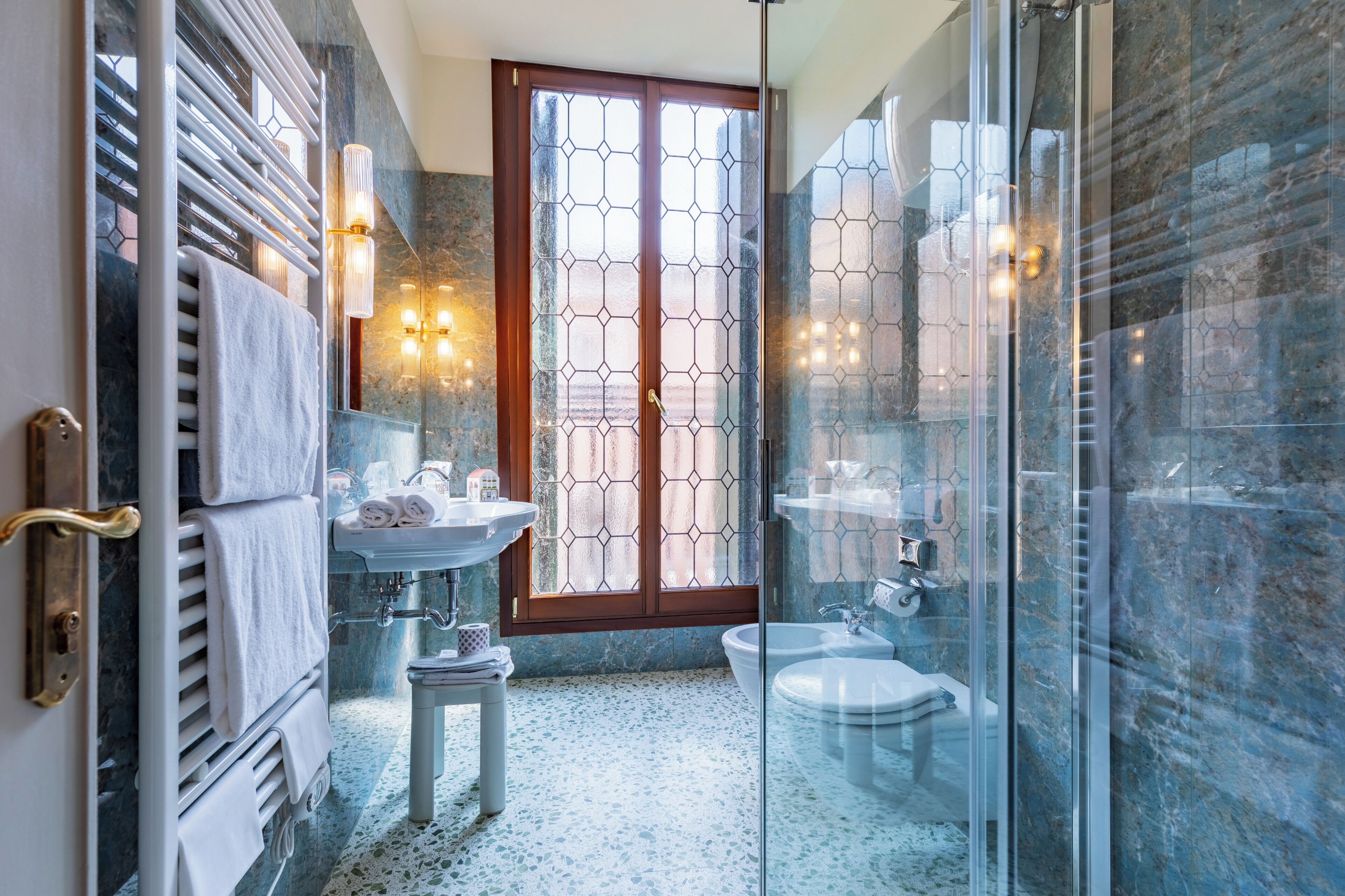 Habitación clásica con 1 cama doble o 2 individuales | Baño | Ducha y bañera combinadas y artículos de higiene personal gratuitos