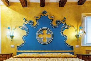 Deluxe Studio, Kitchenette, Annex Building | Minibar, in-room safe, individually decorated, individually furnished - Hotel Giorgione (Venice)