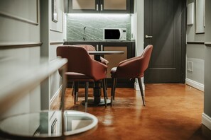 Suite (Casa Cecilia King Suite) | Minibar, in-room safe, individually decorated, individually furnished - Hotel Giorgione (Venice)