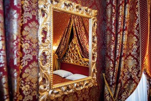Room (King Deluxe) | Minibar, in-room safe, individually decorated, individually furnished - Hotel Giorgione (Venice)