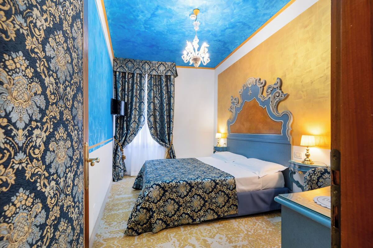 Classic Double or Twin Room | Minibar, in-room safe, blackout drapes, WiFi (free)