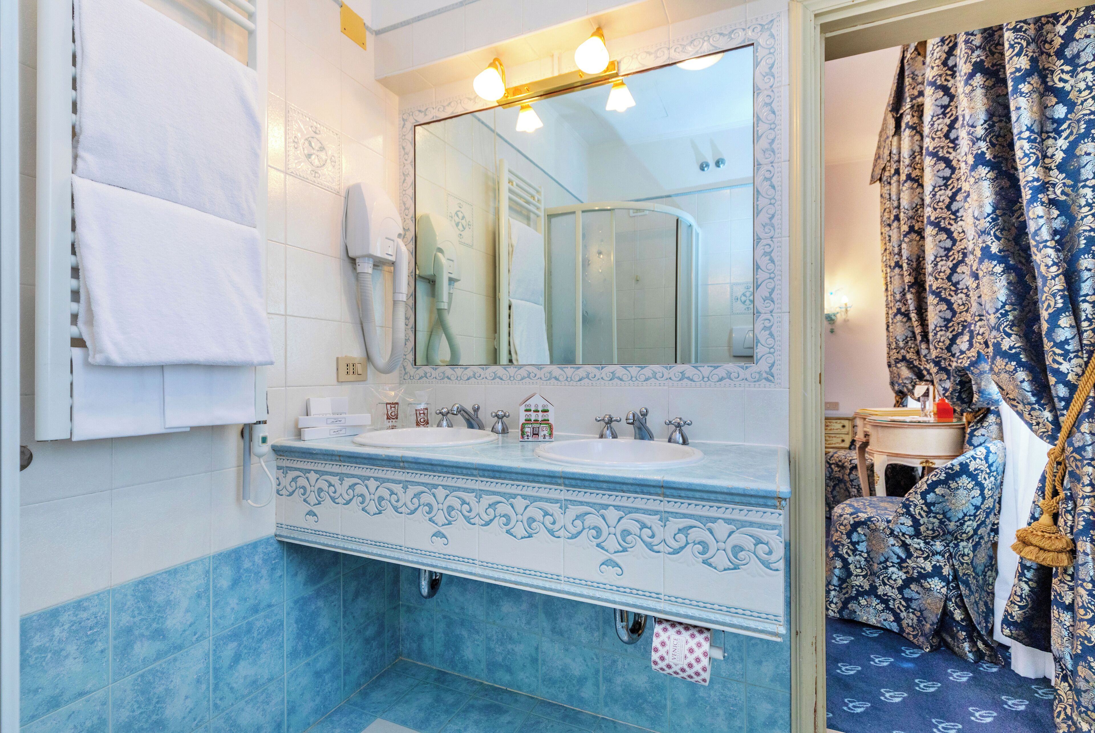 Phòng đôi hoặc 2 giường đơn phong cách cổ điển | Phòng tắm | Vòi sen/bồn tắm kết hợp, đồ dùng nhà tắm miễn phí, máy sấy tóc 