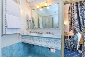 Classic Double or Twin Room | Bathroom