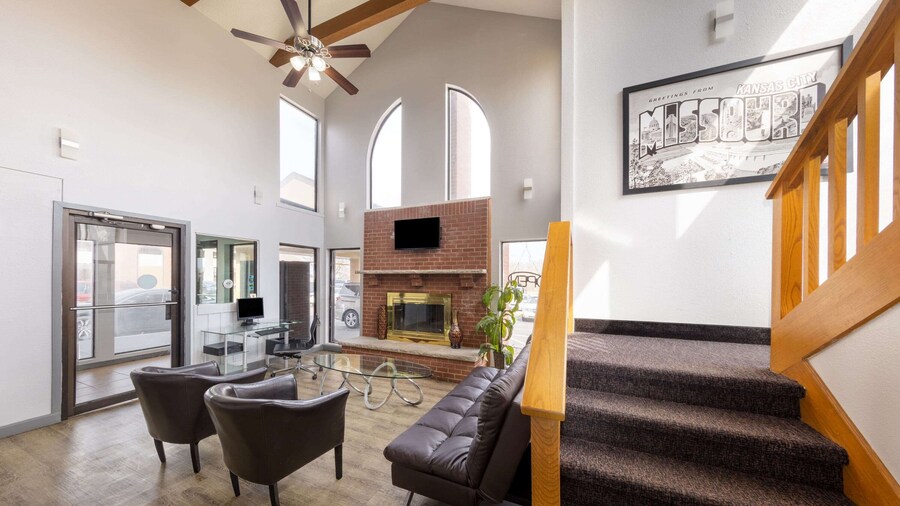 Super 8 by Wyndham Kansas City Airport North