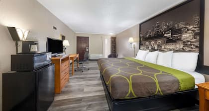Super 8 by Wyndham Kansas City Airport North