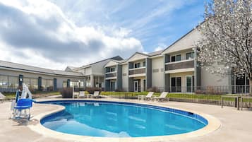 Kauden mukainen ulkouima-allas avoinna 9.30–22.00, aurinkovarjoja