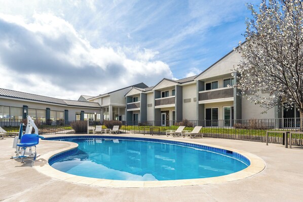 Seasonal outdoor pool, open 9:30 AM to 10:00 PM, pool umbrellas