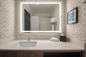 Combined shower/bathtub, free toiletries, hair dryer, towels - Holiday Inn Ontario by IHG (Ontario)