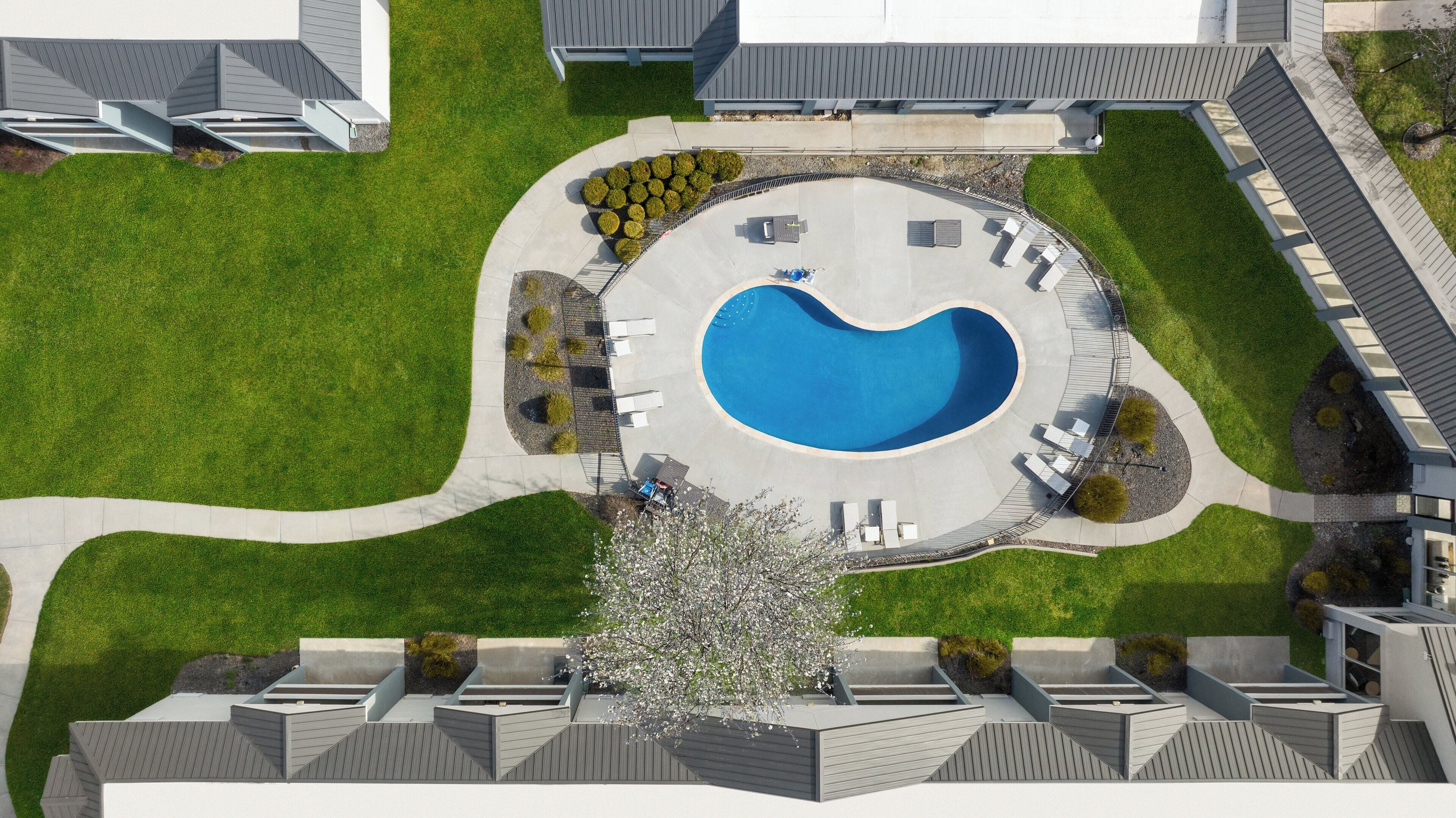 Kauden mukainen ulkouima-allas avoinna 9.30–22.00, aurinkovarjoja