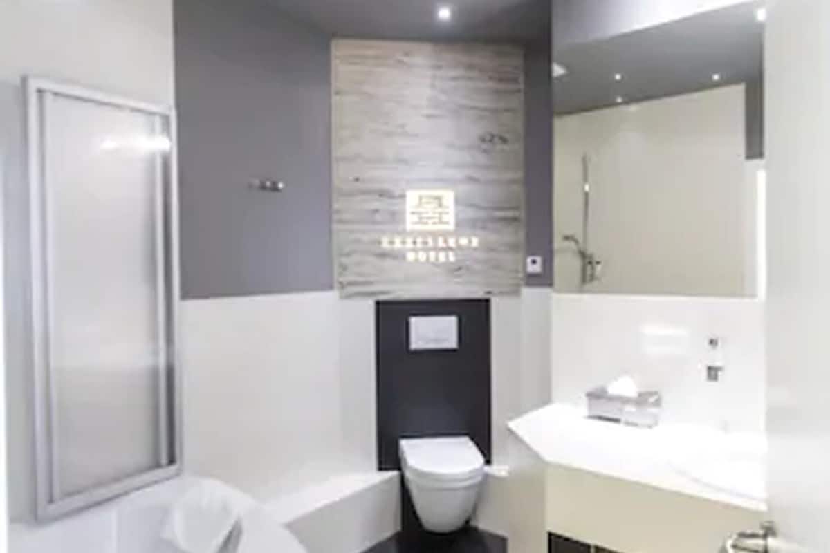 studio (2 people) | bathroom | hair dryer, towels, soap, shampoo