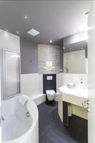 Studio (2 People) | Badkamer | Een haardroger, handdoeken, zeep, shampoo