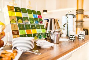 Petit déjeuner buffet (17 EUR par personne)