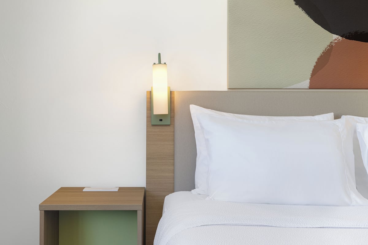 Rum - 1 kingsize-säng | Sängtillbehör av högsta kvalitet och värdeförvaringsskåp på rummet