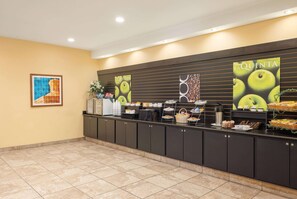 Café da manhã completo grátis todos os dias