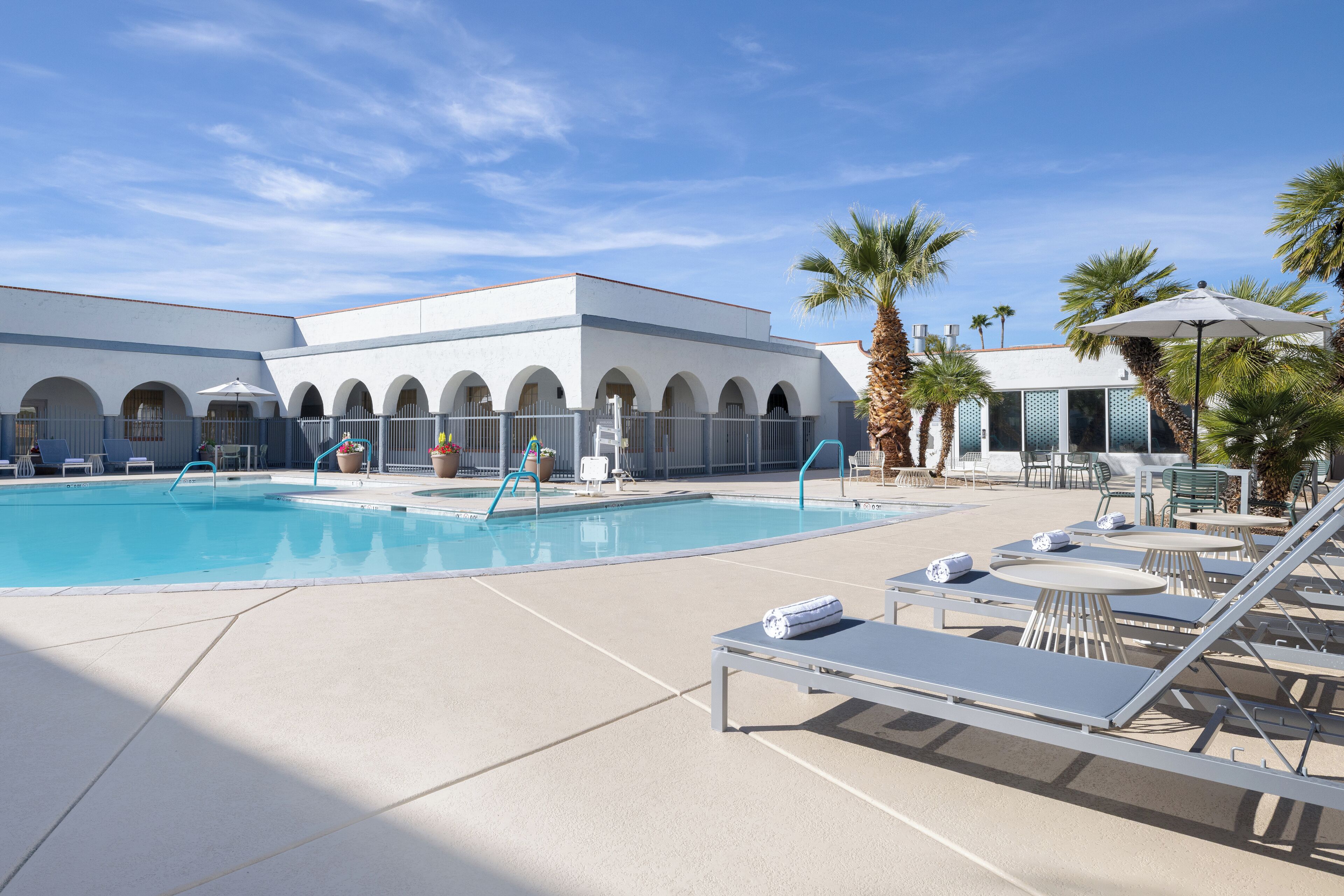 Piscine extérieure, chaises longues