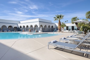 Utomhuspool och solstolar