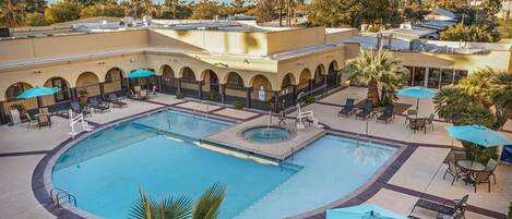 Utomhuspool och solstolar