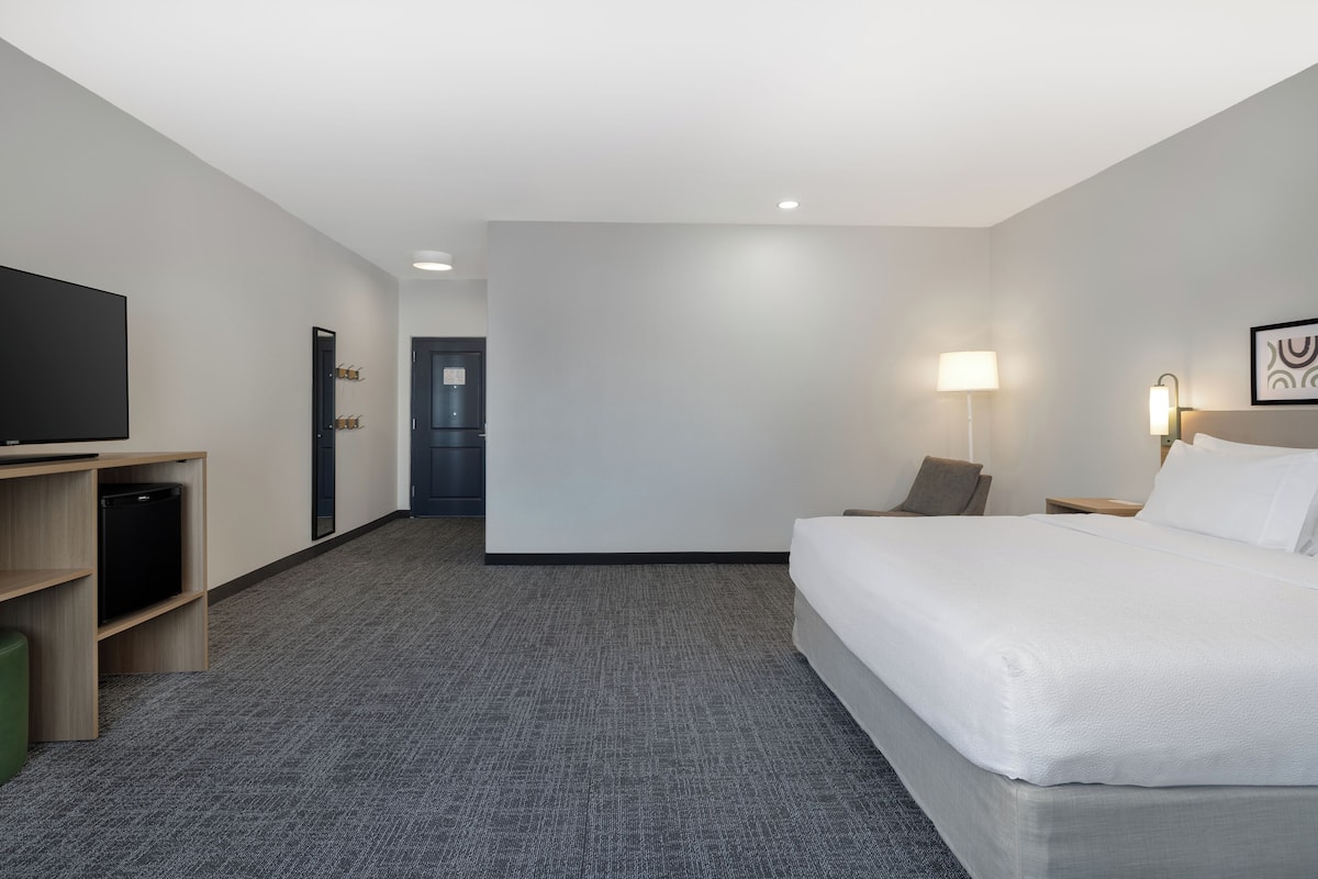 Zimmer, 1 King-Bett, barrierefrei, Badewanne (Mobility) | Hochwertige Bettwaren, Zimmersafe, Schreibtisch, schallisolierte Zimmer