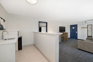 Suite, 1 cama King size | Ropa de cama de alta calidad y caja de seguridad en la habitación 