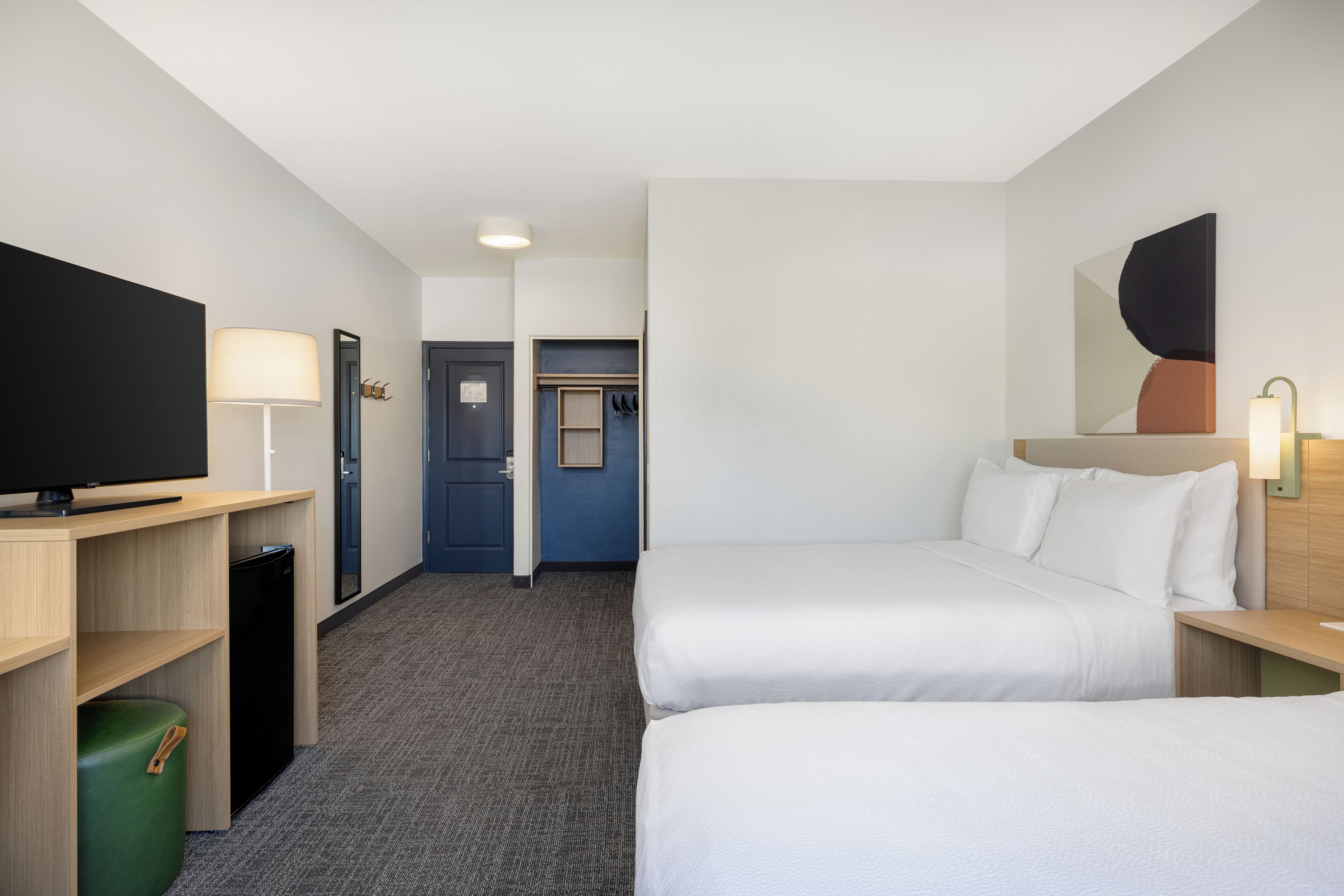 Zimmer, 2 Queen-Betten | Hochwertige Bettwaren, Zimmersafe, Schreibtisch, schallisolierte Zimmer