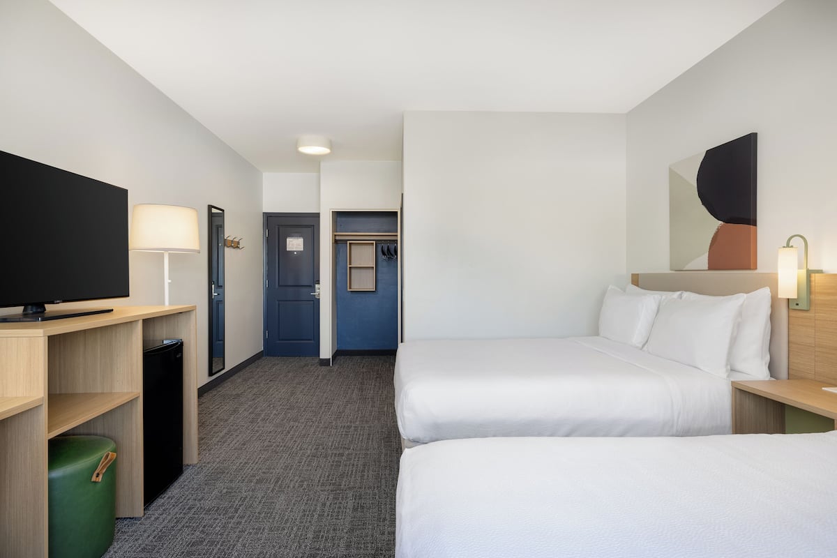 Zimmer, 2 Queen-Betten | Hochwertige Bettwaren, Zimmersafe, Schreibtisch, schallisolierte Zimmer