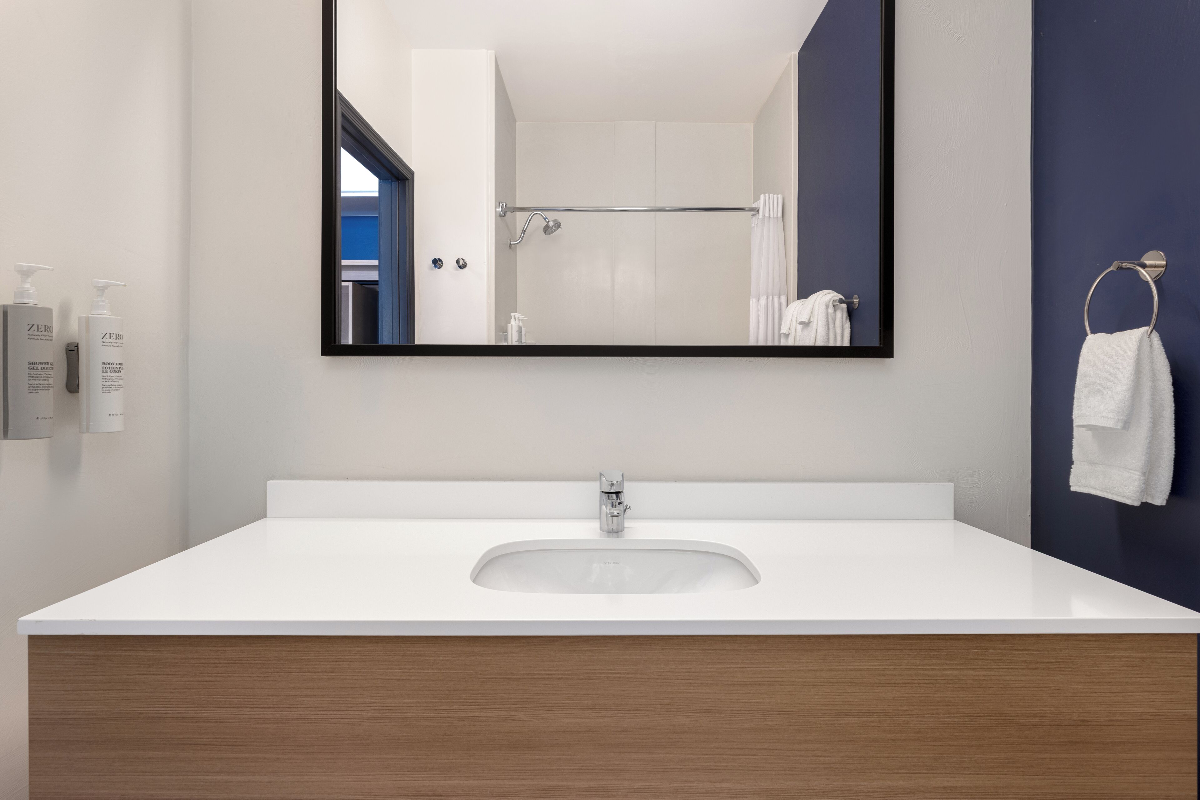 Sängtillbehör av högsta kvalitet och värdeförvaringsskåp på rummet