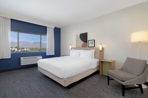 Habitación, 1 cama King size | Ropa de cama de alta calidad, escritorio y insonorización