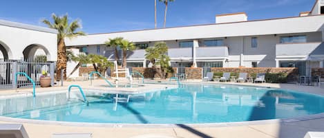 Hồ bơi ngoài trời, ghế dài tắm nắng