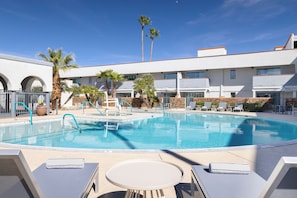 Utomhuspool och solstolar