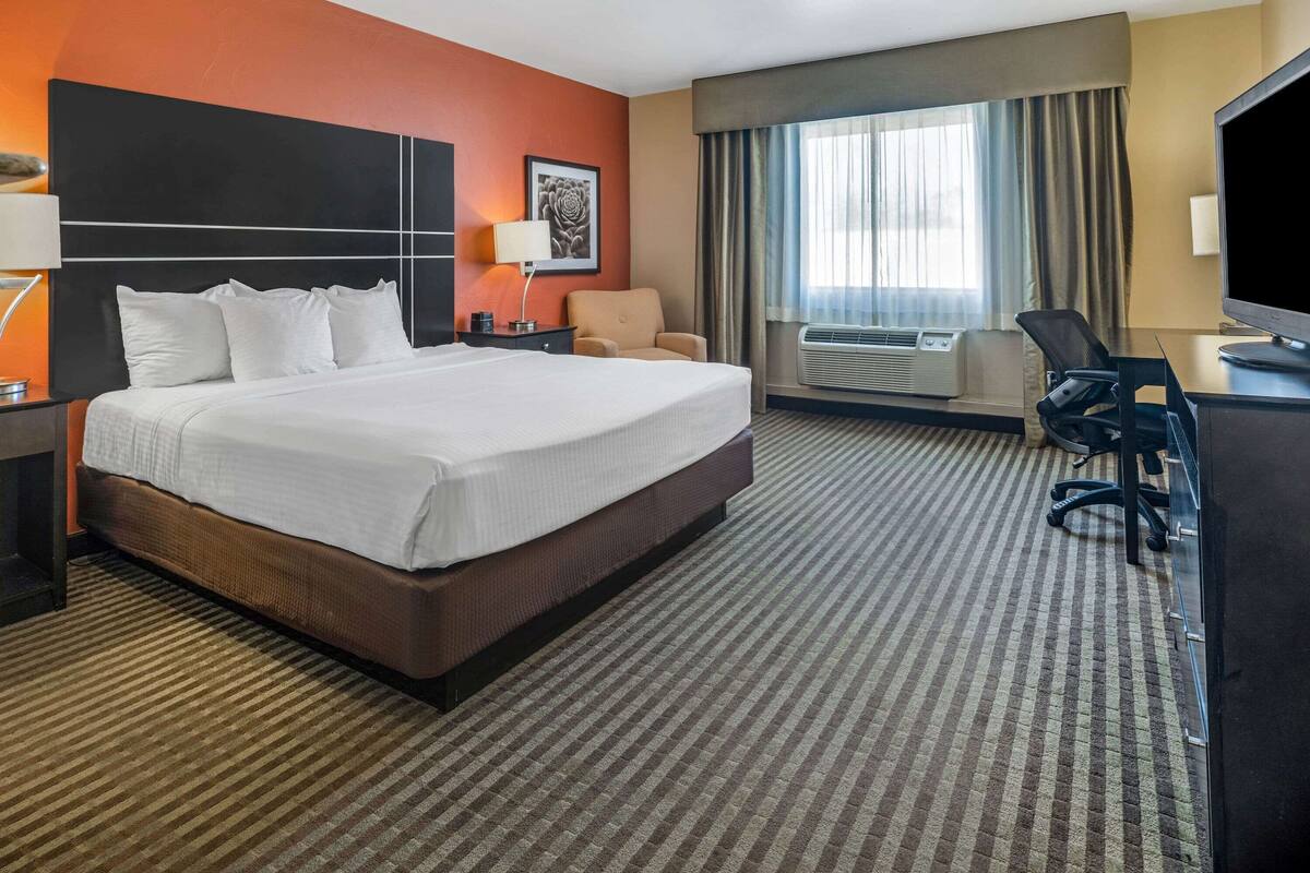 Deluxe Room, 1 King Bed, Non Smoking, Pool View-VIEW ONLY | 1 bedroom, premium bedding, in-room safe, desk