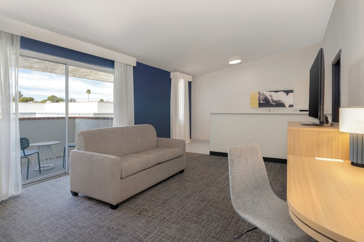 Suite, 1 King-Bett | Hochwertige Bettwaren, Zimmersafe, Schreibtisch, schallisolierte Zimmer