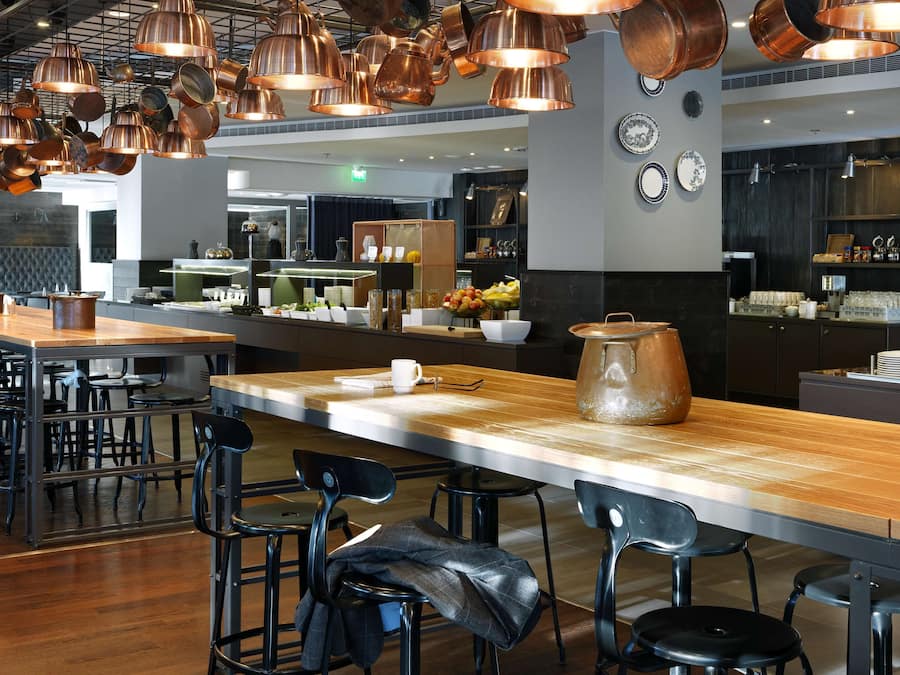 Sarapan bufet setiap hari (EUR 21 seorang)